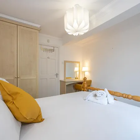 The Burton- Free Gated Parking Appartement