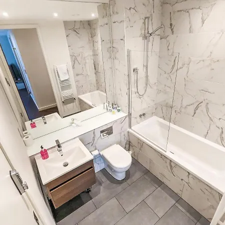 Waterfront Retreat: Modern 2-bed