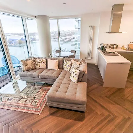Waterfront Retreat: Modern 2-bed Daire *