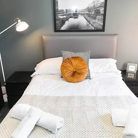 Spacious 2 Bedroom Penthouse * マンチェスター