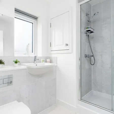 4 Bedroom, 3 Bathroom Walking Distance To Centre Nyaraló Manchester