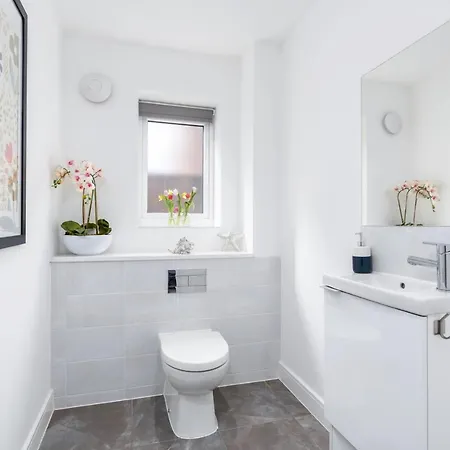 4 Bedroom, 3 Bathroom Walking Distance To Centre