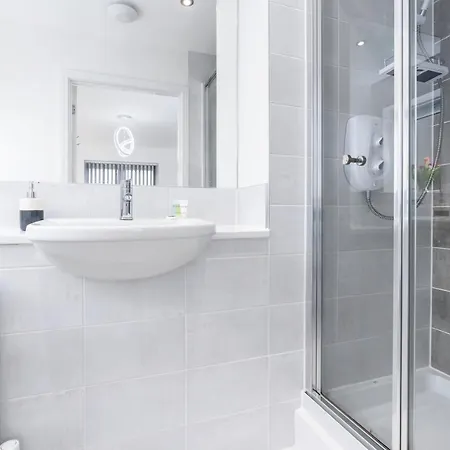 4 Bedroom, 3 Bathroom Walking Distance To Centre Nyaraló