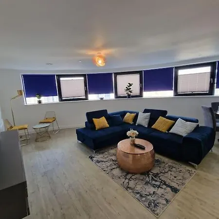 Luxury 2 Bed, 2 Bath - The Quays *