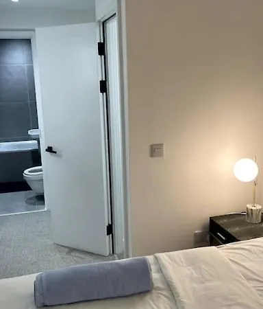 2 Bedroom In Salford 公寓 *