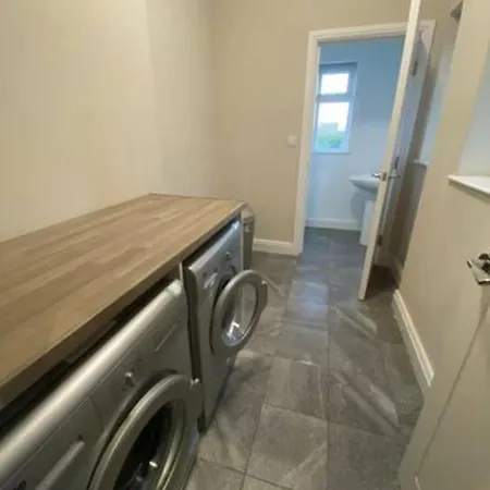 Extra Large 6 Bed 7 Bath Townhouse In Manchester