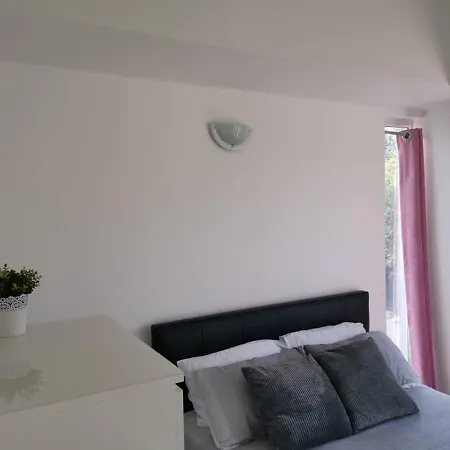 בית נופש Dellehomes Remarkable 4-bed House In מנצ'סטר