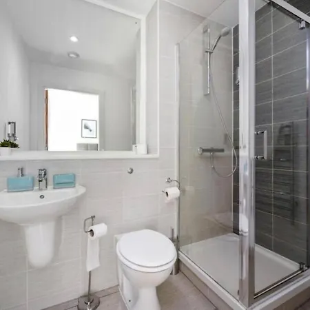 Stunning 3-bedroom Flat With Parking Daire Manchester
