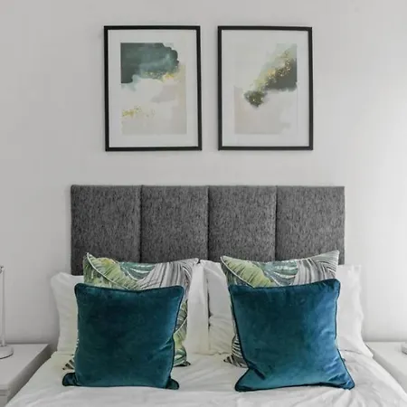 Daire Stunning 3-bedroom Flat With Parking Manchester