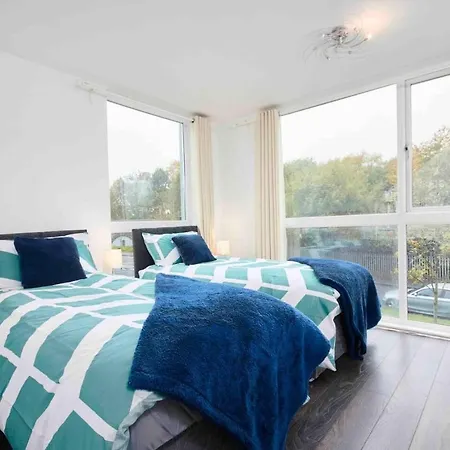 בית נופש Dellehomes Remarkable 4-bed House In *