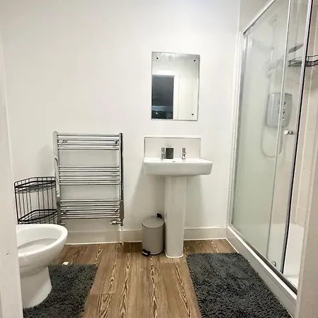 Kwatera prywatna Private En-suite Available Near Eithad Stadium *