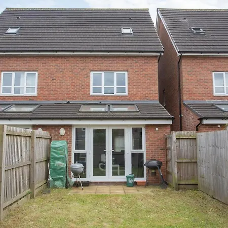 Family Friendly With Parking & Garden Mánchester