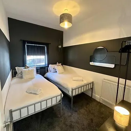 Large Five Bedroom With Parking, Sleeps 11! Manchester