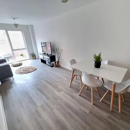 A High End 1 Bedroom Flat In Central.