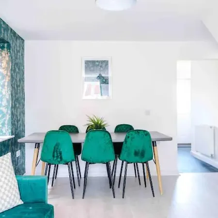 Spacious 5 Bedroom Hosted By Mcr Dens Ferienhaus *
