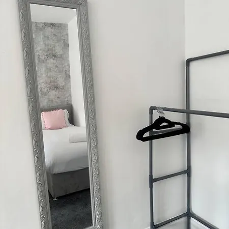 Large Five Bedroom With Parking, Sleeps 11!