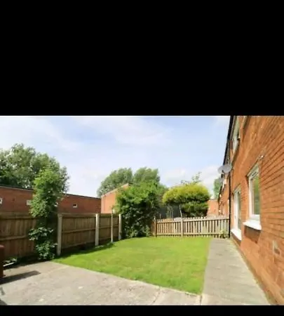 Spacious 3 Bed House - A Away From * Mánchester