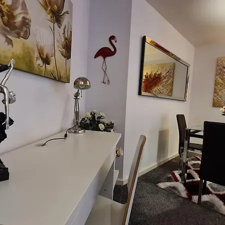 Lovely 2-bed Apt+wi-fi+parking. * Manchester