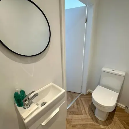 Large Five Bedroom With Parking, Sleeps 11! Manchester