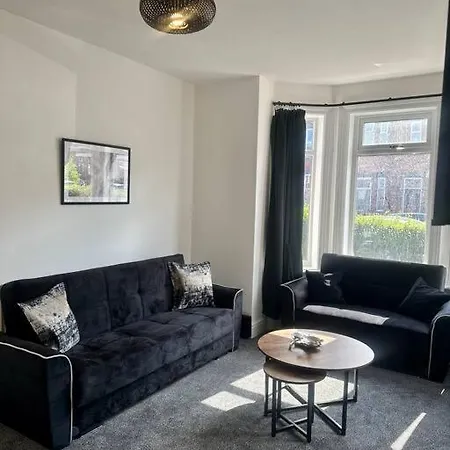 Large Five Bedroom With Parking, Sleeps 11!