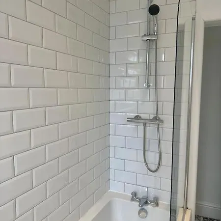 Large Five Bedroom With Parking, Sleeps 11! *