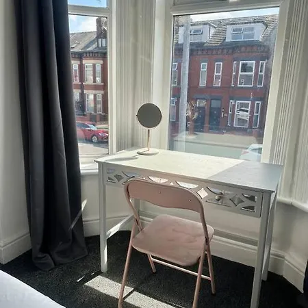 Large Five Bedroom With Parking, Sleeps 11!