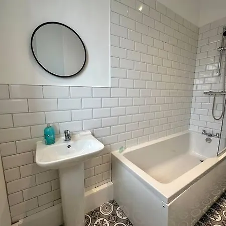 Large Five Bedroom With Parking, Sleeps 11! * Manchester