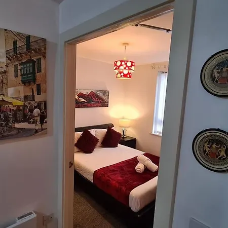 Lovely 2-bed Apt+wi-fi+parking.