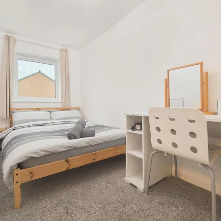 The Metcombe - With Free Parking - 10 Minutes Walk To Coop Live Arena & Etihad Stadium *