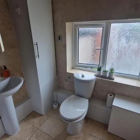Cosy 2 Bedroom Higher Crumpsall *