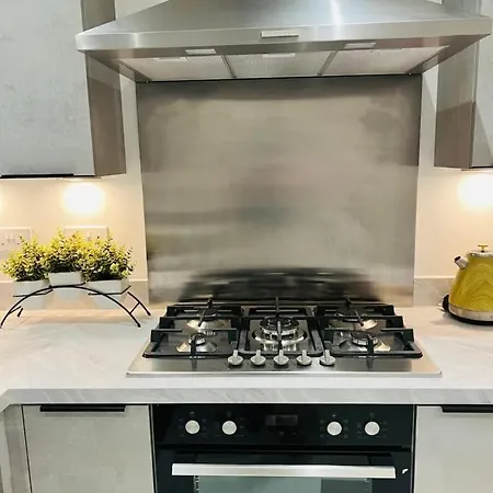 Проживание в семье Stylish New Built Манчестер