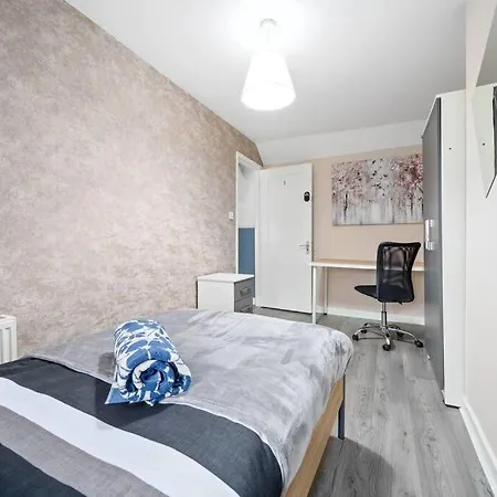 Private Retreat For 3 Near Arndale Centre Hotel