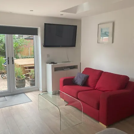 Beautiful Detached Private Annex In Great Location Apartment *