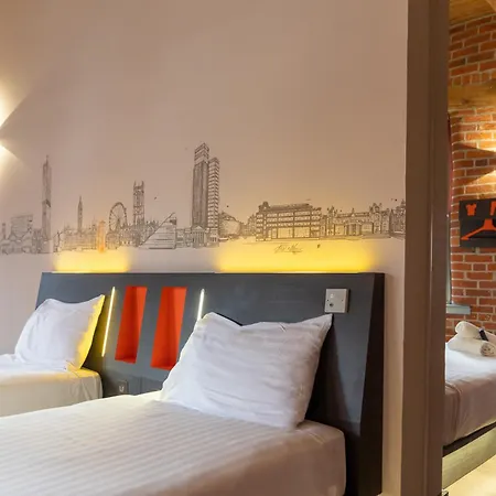 Easyhotel 2*
