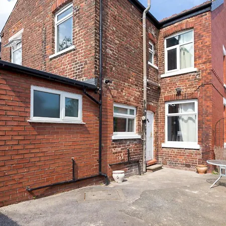 Pass The Keys 3-bed In Lively Levenshulme Village - Sleeps 5, Ideal For Families & Groups *
