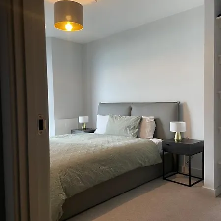 Luxury 2 Bedroom Waterside View Greater * Manchester