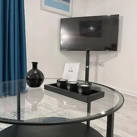 Cityfront Modern Apt near Centre/etihad, Free Parking *