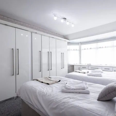 Windsor House 3 Bedrooms Sleeps 8 펜션 *