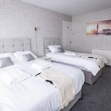 Windsor House 3 Bedrooms Sleeps 8 펜션 맨체스터