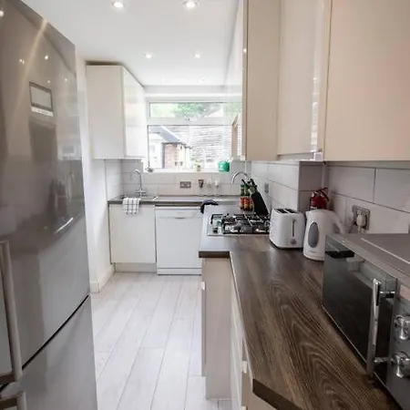 Windsor House 3 Bedrooms Sleeps 8 펜션 맨체스터