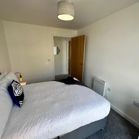 2 Bed With Balcony, Centre Apartment *