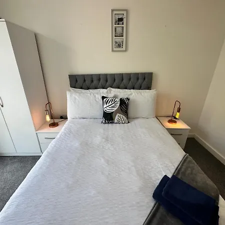 Apartment 2 Bed With Balcony, Centre *