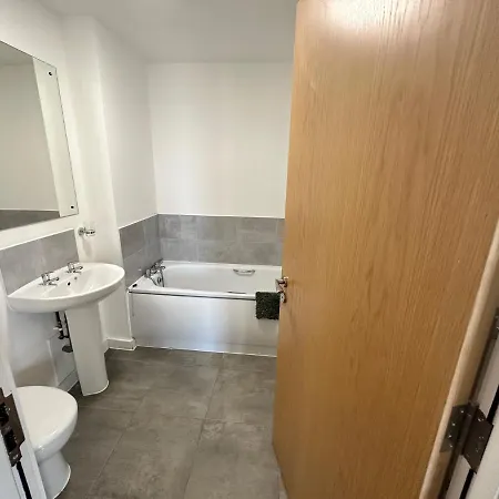 2 Bed With Balcony, Centre Apartment
