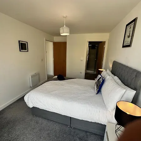 2 Bed With Balcony, Centre Apartment