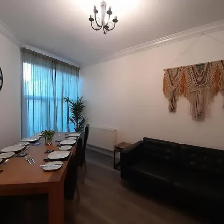 Nyaraló Chic 5 Double Bedroom House - 15 Min To