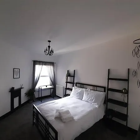 Chic 5 Double Bedroom House - 15 Min To Nyaraló