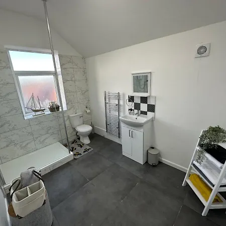 2 Bedroom Flat Close To City, Stadium And Coop Arena Апартаменты