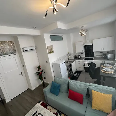 2 Bedroom Flat Close To City, Stadium And Coop Arena Апартаменты *