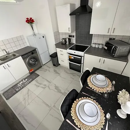 2 Bedroom Flat Close To City, Stadium And Coop Arena Манчестер