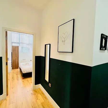 Bright And Spacious 2 Bed Apt - Sleeps Up To 6 아파트